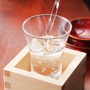 グラスに注がれる日本酒