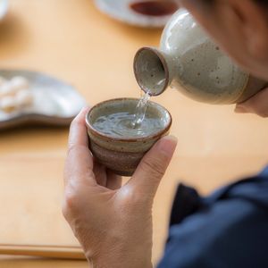 日本酒を飲む男性