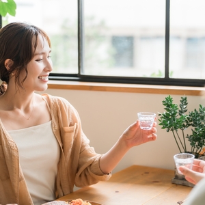 日本酒を楽しむ女性